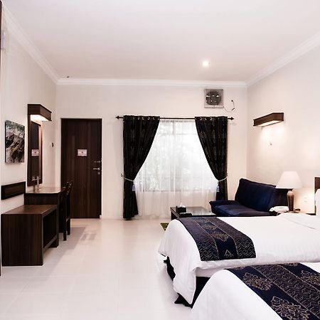 Atsari Hotel Parapat Ngoại thất bức ảnh